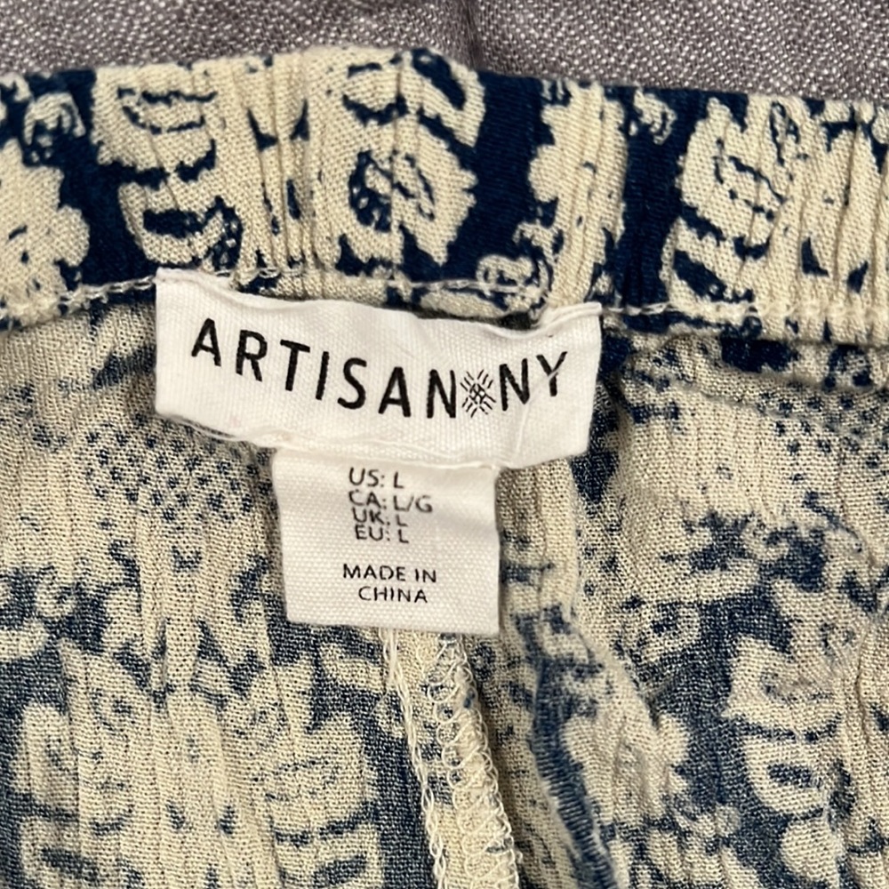 Blue and off white shorts. Size large. Worn once. - Picture 3 of 4
